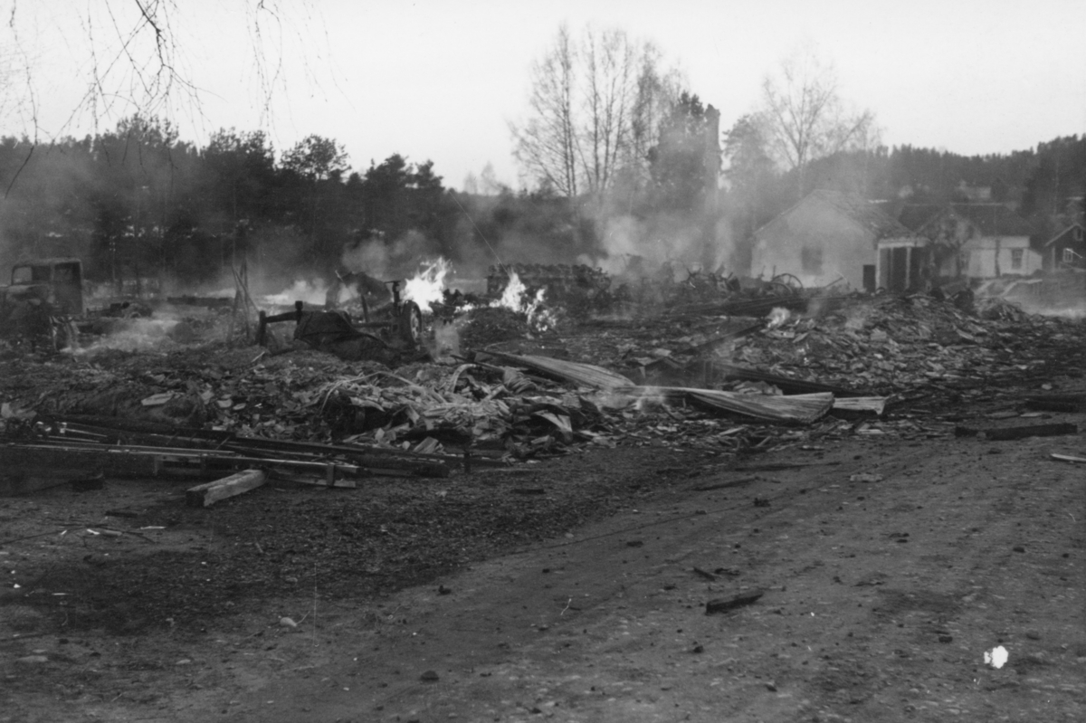 Bombing av Hvalsmoen ved Haugsbygd. Hønefoss.