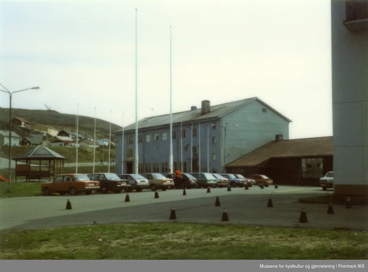 Honningsvåg. Rådhusplassen med Samfunnshuset Turn, svømmehallen (brun) og rådhuset til høyre. Sommeren 1985.