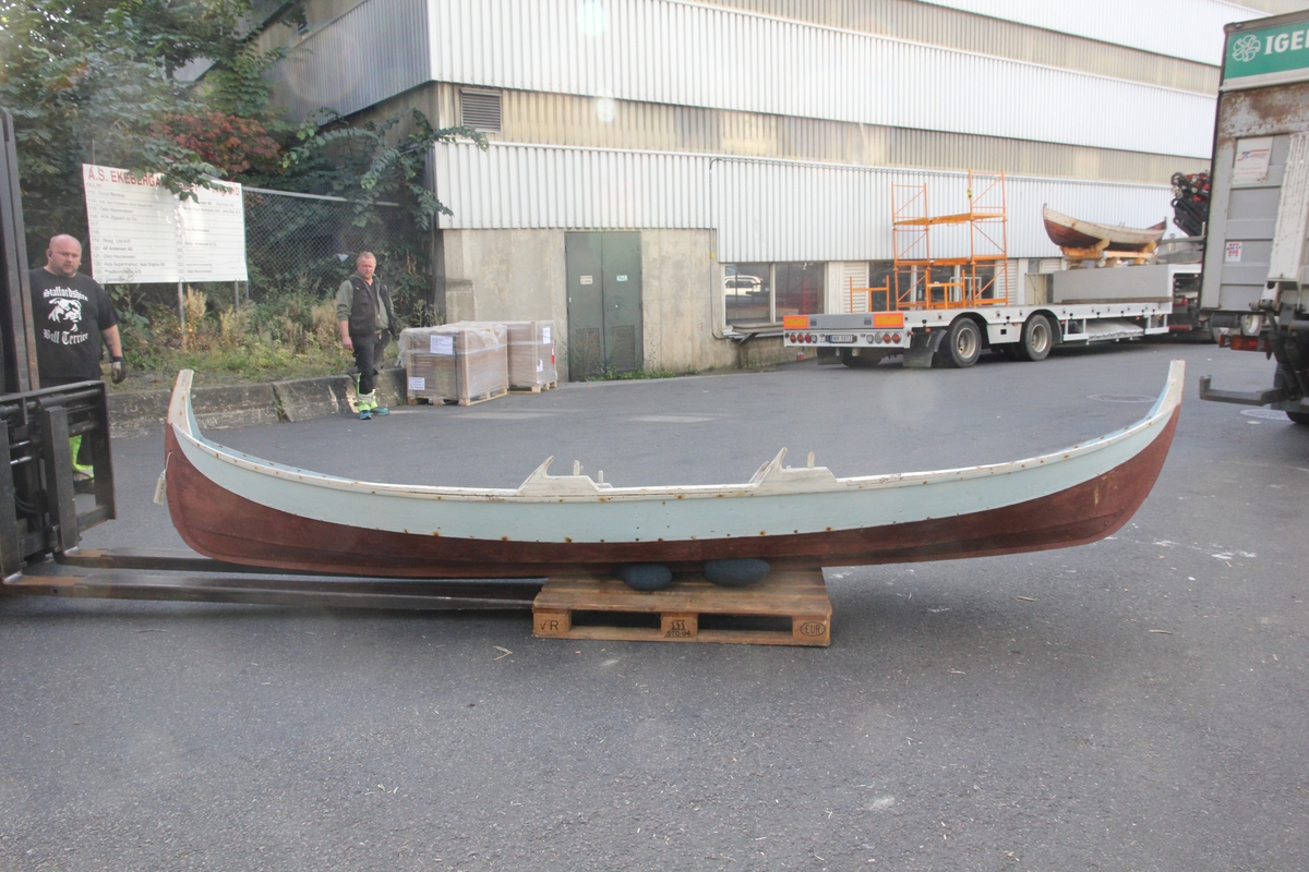 Elvebåt fra Vefsn, for 2 roere (4 keiper), 3 bordganger på hver side.