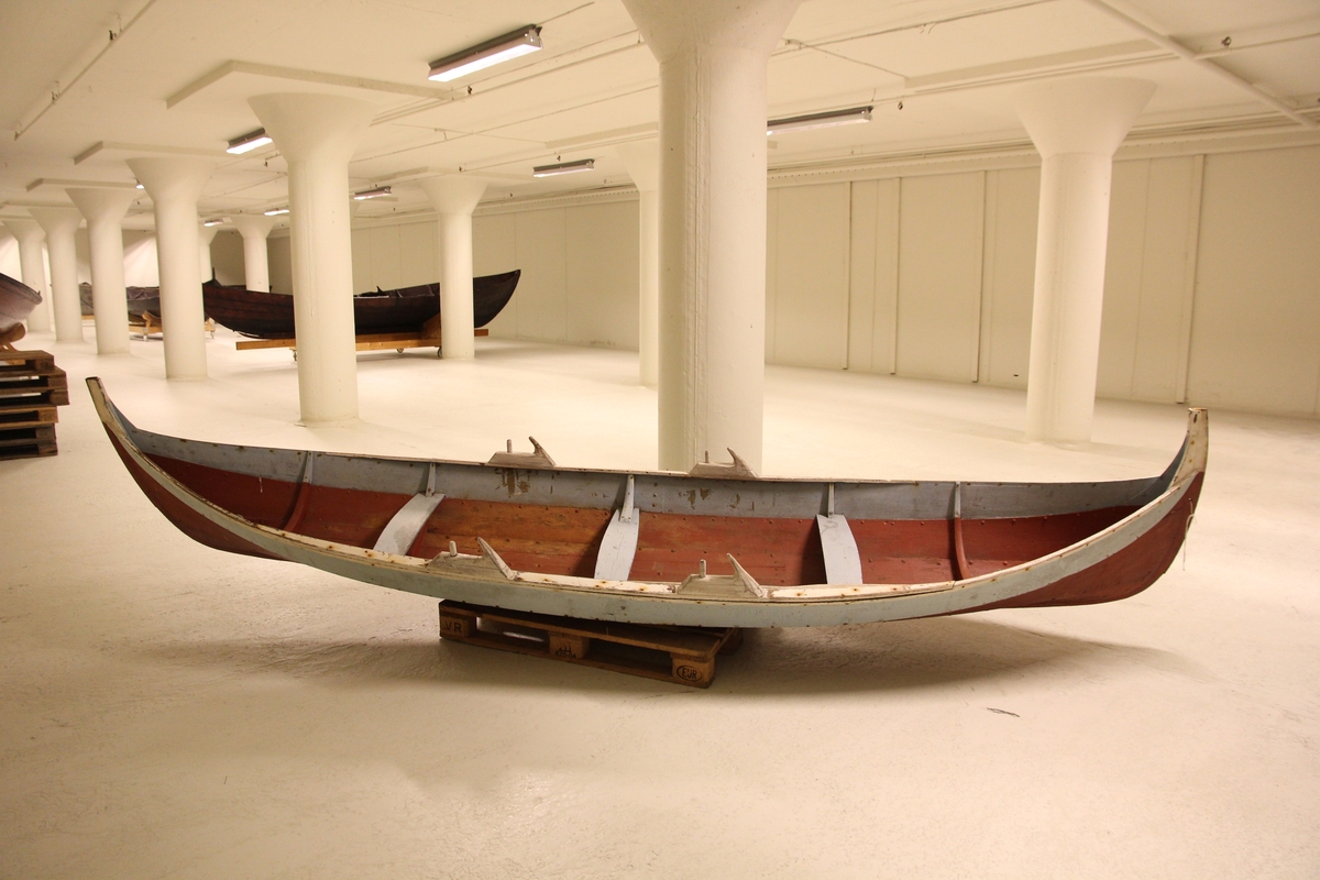 Elvebåt fra Vefsn, for 2 roere (4 keiper), 3 bordganger på hver side.