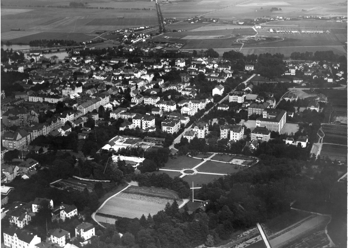 Flygfoto över Linköping augusti 1929. I bilden syns bland annat Trädgårdsföreningen.