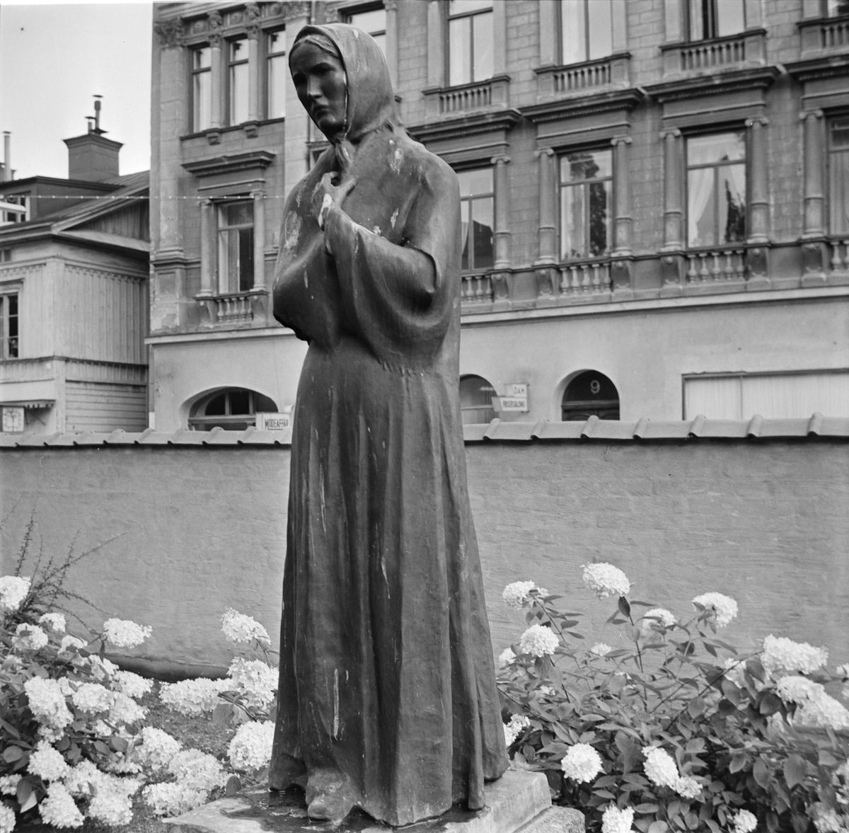 Statyn Mor av Carl Eldh vid Uplands Nation, S:t Larsgatan, Uppsala 1957