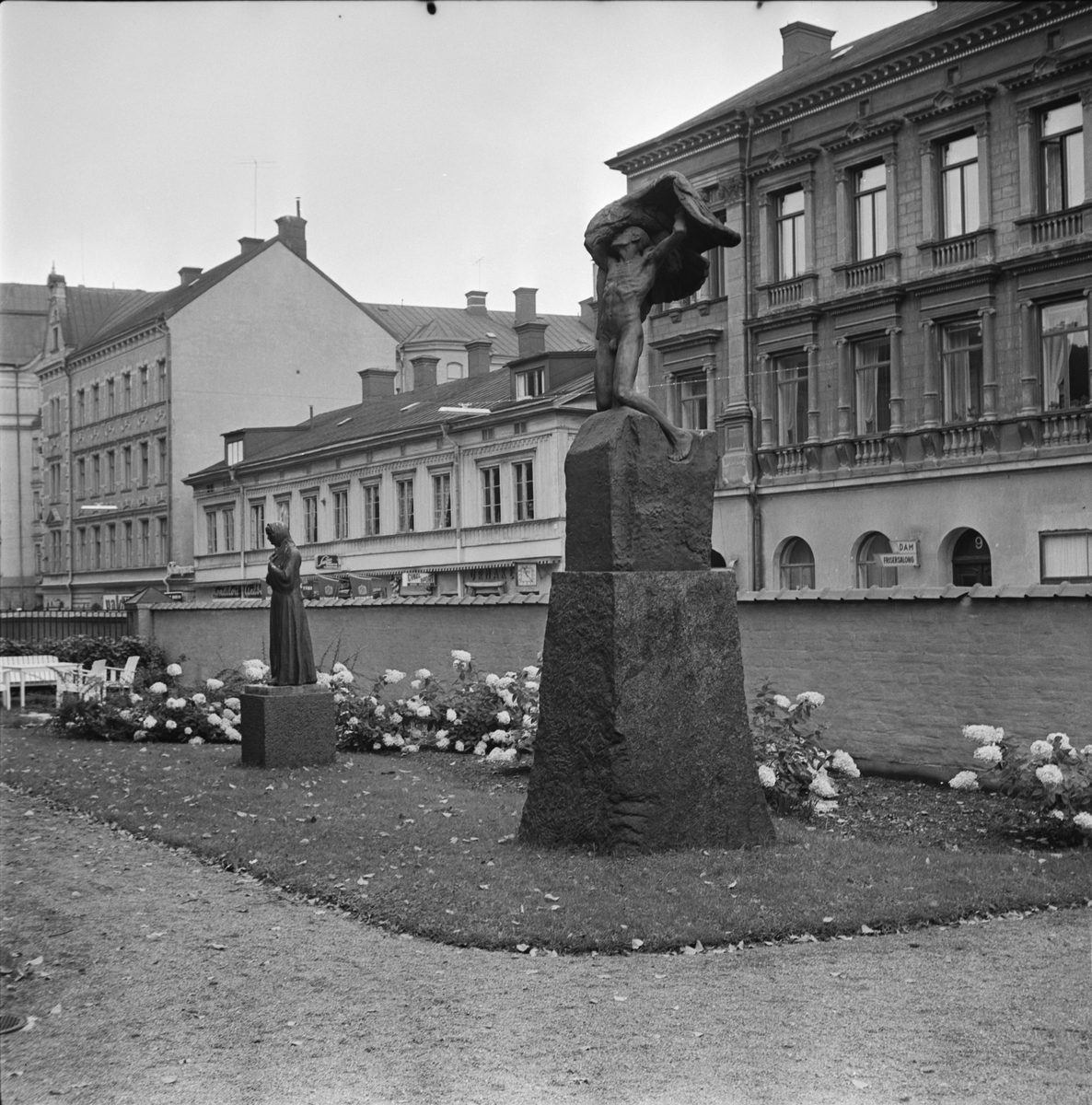 Statyerna Mor av Carl Eldh och Vingarna av Carl Milles vid Uplands Nation, S:t Larsgatan, Uppsala 1957