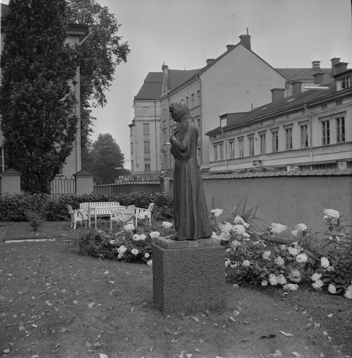 Statyn Mor av Carl Eldh vid Uplands Nation, S:t Larsgatan, Uppsala