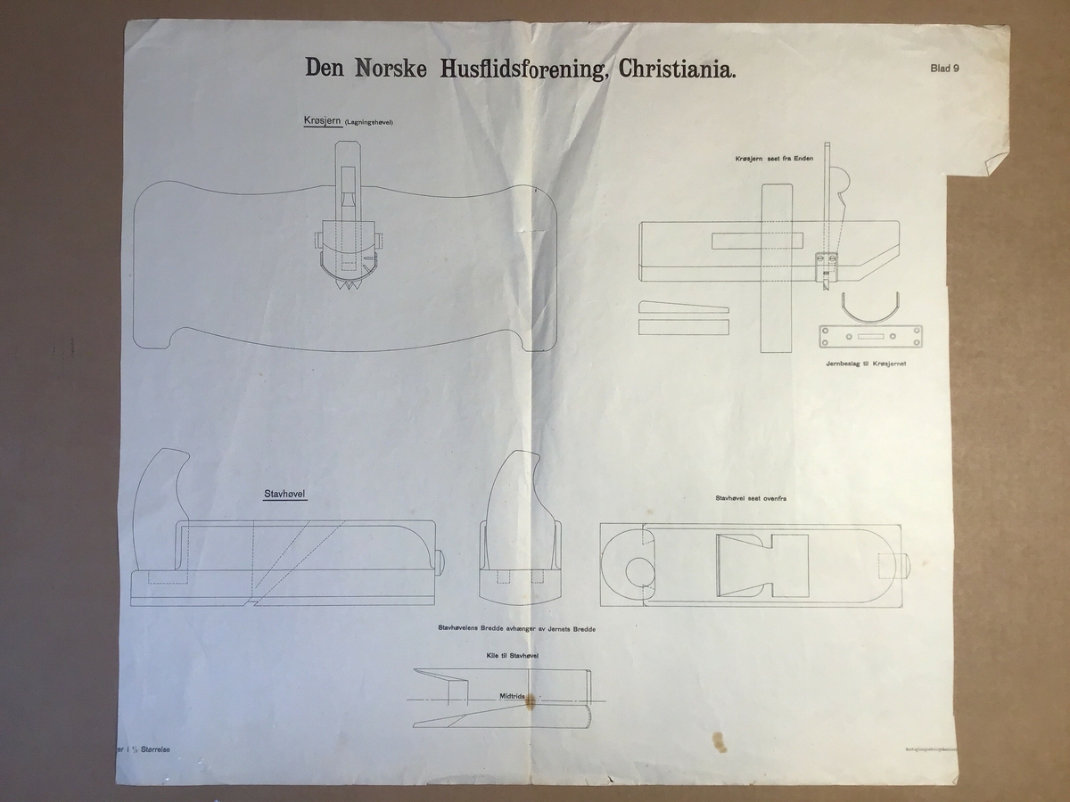 Ark med arbeidsteikning til bruk i undervisning. Dette eksemplaret viser; Krøsjern og Stavhøvel. Ei stripe av både venstre og høgre side av arket er klypt av.

Del av mappe med arbeidsteikninar brukt i undervisninga.  Mappa inneheld  teikningar av ulike kjøkengjenstandar som til dømes hyller, kjevler og krakk. Opprinneleg har det vore 13 ark med teikningar men det vantar nokre av dei originale.  Det er og lagt til nyare  og eldre ark med teikningar i mappa. Nokre av arka som er i mappa pr no er eldre utgåver som nok har vore i ei eiga mappe opprinneleg. Desse er merka med Den Norske Husflidsforening Christianina og er teikningar av  ulike verktøy.
Mappa inneheld totalt 32 ark.