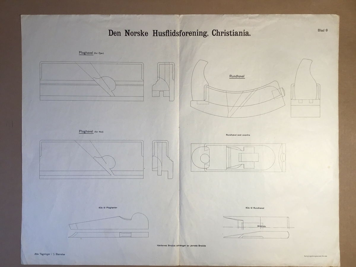 Ark med arbeidsteikning til bruk i undervisning. Dette eksemplaret viser; ploghøvel for not og fjær og rundhøvel

Del av mappe med arbeidsteikninar brukt i undervisninga.  Mappa inneheld  teikningar av ulike kjøkengjenstandar som til dømes hyller, kjevler og krakk. Opprinneleg har det vore 13 ark med teikningar men det vantar nokre av dei originale.  Det er og lagt til nyare  og eldre ark med teikningar i mappa. Nokre av arka som er i mappa pr no er eldre utgåver som nok har vore i ei eiga mappe opprinneleg. Desse er merka med Den Norske Husflidsforening Christianina og er teikningar av  ulike verktøy.
Mappa inneheld totalt 32 ark.