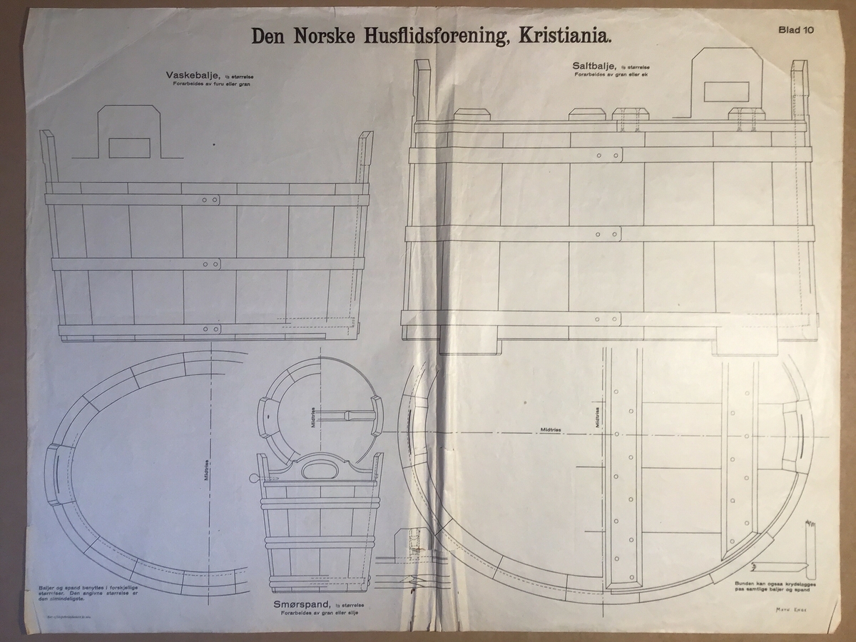 Ark med arbeidsteikning til bruk i undervisning. Dette eksemplaret viser; vaskebalje, saltbalje og smørspand.

Del av mappe med arbeidsteikninar brukt i undervisninga.  Mappa inneheld  teikningar av ulike kjøkengjenstandar som til dømes hyller, kjevler og krakk. Opprinneleg har det vore 13 ark med teikningar men det vantar nokre av dei originale.  Det er og lagt til nyare  og eldre ark med teikningar i mappa. Nokre av arka som er i mappa pr no er eldre utgåver som nok har vore i ei eiga mappe opprinneleg. Desse er merka med Den Norske Husflidsforening Christianina og er teikningar av  ulike verktøy.
Mappa inneheld totalt 32 ark.