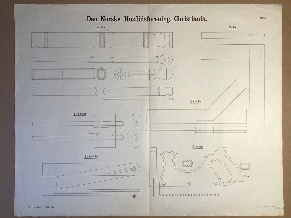 Ark med arbeidsteikning til bruk i undervisning. Dette eksemplaret viser; Sagstillling, vinkel, strekmaal, gjervinkel, skjævvinkel og gradsag.

Del av mappe med arbeidsteikninar brukt i undervisninga.  Mappa inneheld  teikningar av ulike kjøkengjenstandar som til dømes hyller, kjevler og krakk. Opprinneleg har det vore 13 ark med teikningar men det vantar nokre av dei originale.  Det er og lagt til nyare  og eldre ark med teikningar i mappa. Nokre av arka som er i mappa pr no er eldre utgåver som nok har vore i ei eiga mappe opprinneleg. Desse er merka med Den Norske Husflidsforening Christianina og er teikningar av  ulike verktøy.
Mappa inneheld totalt 32 ark.
