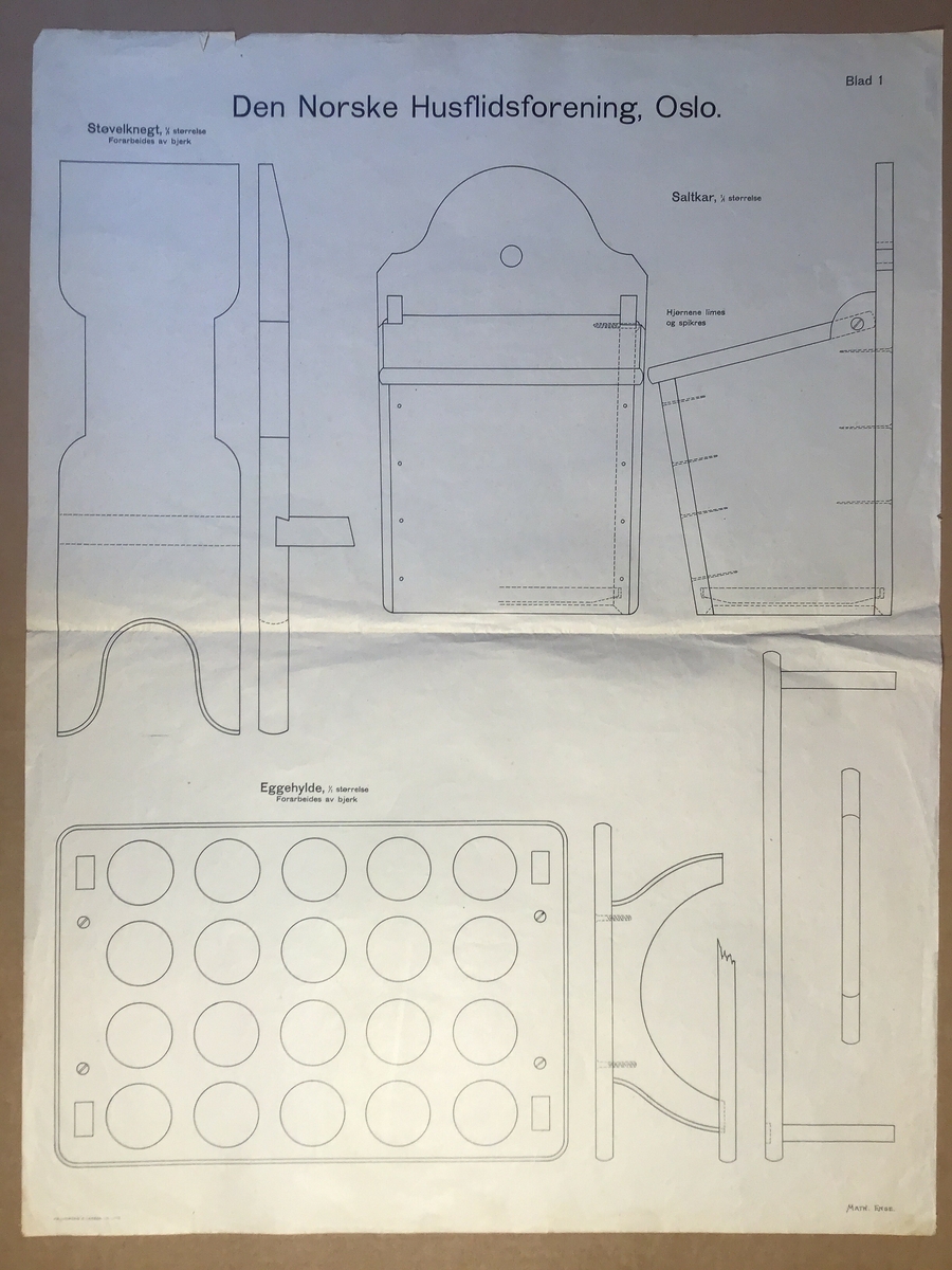 Ark med arbeidsteikning til bruk i undervisning. Dette eksemplaret viser "Støvelknegt", "Saltkar" og "Egghylde".

Del av mappe med arbeidsteikninar brukt i undervisninga.  Mappa inneheld  teikningar av ulike kjøkengjenstandar som til dømes hyller, kjevler og krakk. Opprinneleg har det vore 13 ark med teikningar men det vantar nokre av dei originale.  Det er og lagt til nyare  og eldre ark med teikningar i mappa. Nokre av arka som er i mappa pr no er eldre utgåver som nok har vore i ei eiga mappe opprinneleg. Desse er merka med Den Norske Husflidsforening Christiania og er teikningar av  ulike verktøy.
Mappa inneheld totalt 32 ark.