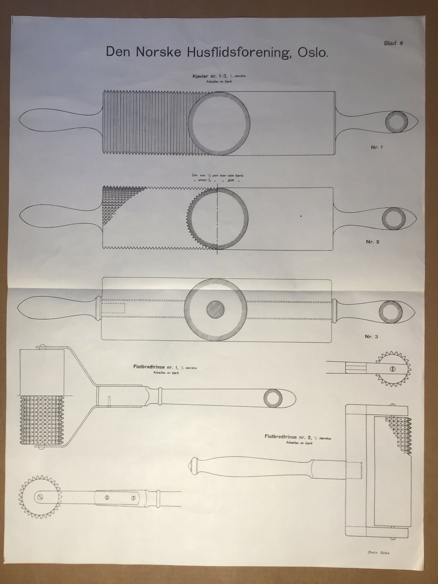 Ark med arbeidsteikning til bruk i undervisning. Dette eksemplaret viser; Kjevler nr 1 - 3, flatbrødttrinse nr 1 og 2.

Del av mappe med arbeidsteikninar brukt i undervisninga.  Mappa inneheld  teikningar av ulike kjøkengjenstandar som til dømes hyller, kjevler og krakk. Opprinneleg har det vore 13 ark med teikningar men det vantar nokre av dei originale.  Det er og lagt til nyare  og eldre ark med teikningar i mappa. Nokre av arka som er i mappa pr no er eldre utgåver som nok har vore i ei eiga mappe opprinneleg. Desse er merka med Den Norske Husflidsforening Christiania og er teikningar av  ulike verktøy.
Mappa inneheld totalt 32 ark.