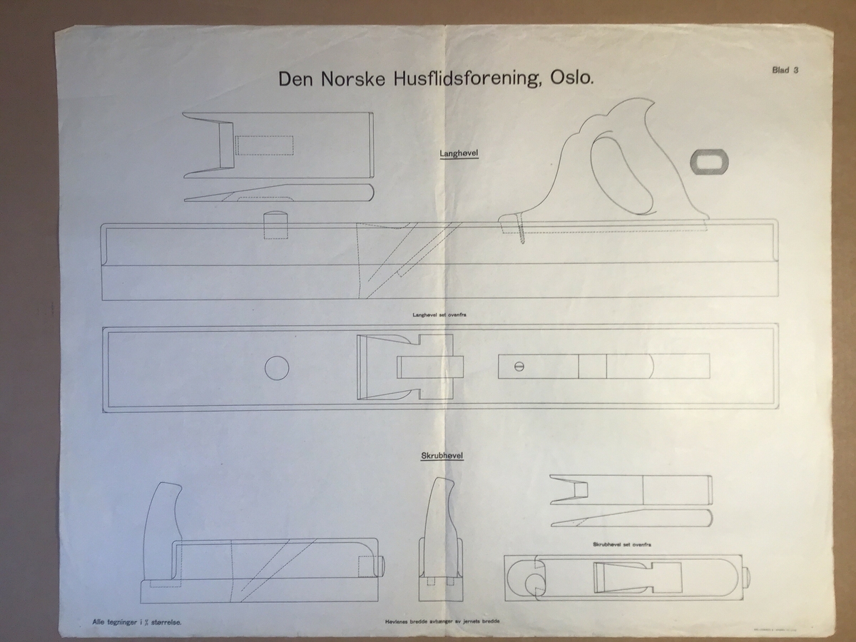 Ark med arbeidsteikning til bruk i undervisning. Dette eksemplaret viser "Langhøvel" og "Skrubhøvel".

Del av mappe med arbeidsteikninar brukt i undervisninga.  Mappa inneheld  teikningar av ulike kjøkengjenstandar som til dømes hyller, kjevler og krakk. Opprinneleg har det vore 13 ark med teikningar men det vantar nokre av dei originale.  Det er og lagt til nyare  og eldre ark med teikningar i mappa. Nokre av arka som er i mappa pr no er eldre utgåver som nok har vore i ei eiga mappe opprinneleg. Desse er merka med Den Norske Husflidsforening Christiania og er teikningar av  ulike verktøy.
Mappa inneheld totalt 32 ark.
