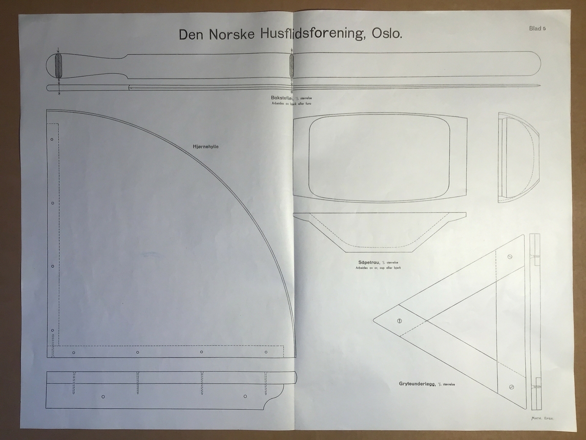 Ark med arbeidsteikning til bruk i undervisning. Dette eksemplaret viser; Bakstefløi, hjørnehylle og såpetrau.

Del av mappe med arbeidsteikninar brukt i undervisninga.  Mappa inneheld  teikningar av ulike kjøkengjenstandar som til dømes hyller, kjevler og krakk. Opprinneleg har det vore 13 ark med teikningar men det vantar nokre av dei originale.  Det er og lagt til nyare  og eldre ark med teikningar i mappa. Nokre av arka som er i mappa pr no er eldre utgåver som nok har vore i ei eiga mappe opprinneleg. Desse er merka med Den Norske Husflidsforening Christiania og er teikningar av  ulike verktøy.
Mappa inneheld totalt 32 ark.