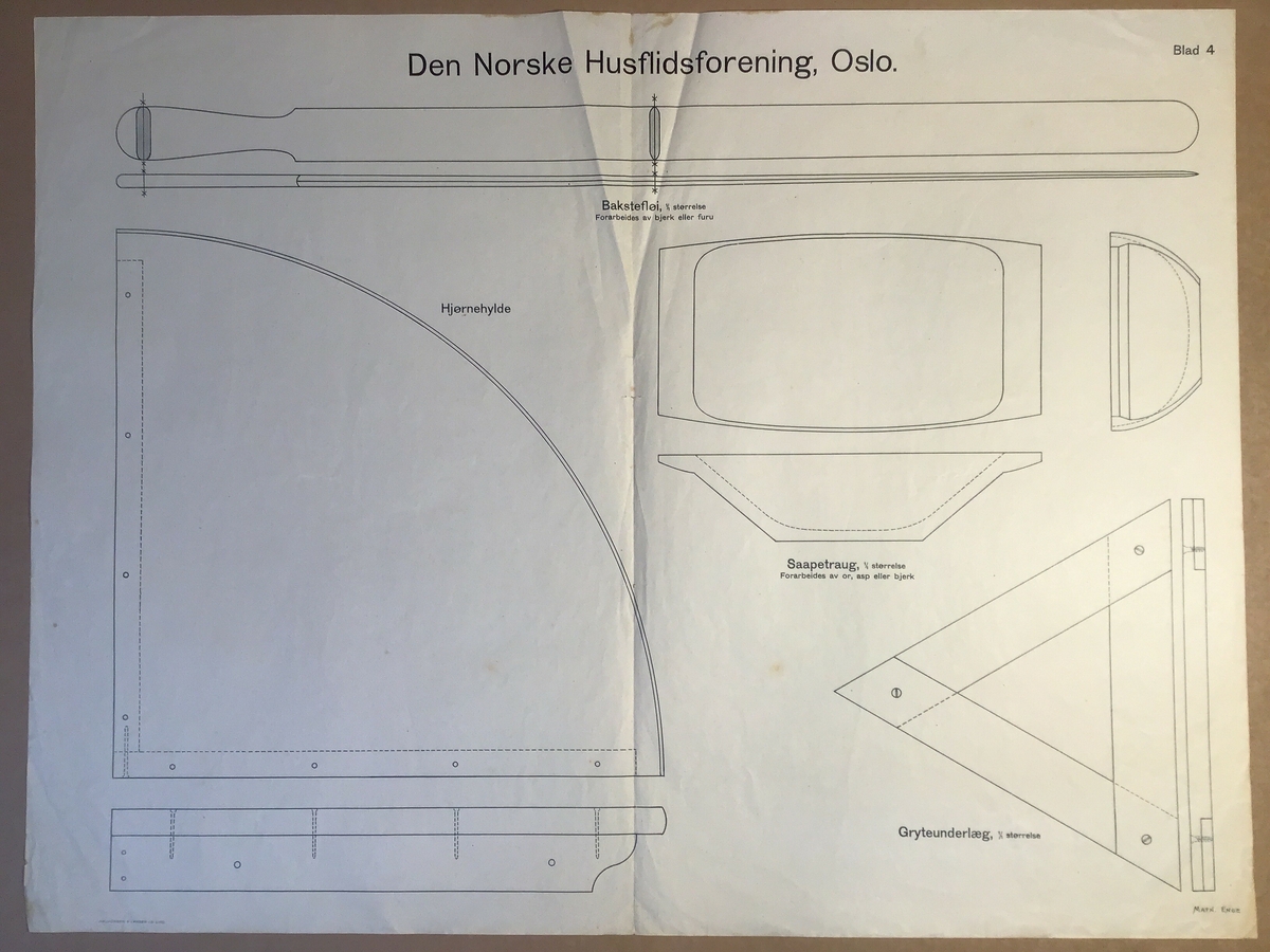 Ark med arbeidsteikning til bruk i undervisning. Dette eksemplaret viser "Bakstefløi", "Hjørnehylde", "Saapetraug" og "Gryteunderlæg".

Del av mappe med arbeidsteikninar brukt i undervisninga.  Mappa inneheld  teikningar av ulike kjøkengjenstandar som til dømes hyller, kjevler og krakk. Opprinneleg har det vore 13 ark med teikningar men det vantar nokre av dei originale.  Det er og lagt til nyare  og eldre ark med teikningar i mappa. Nokre av arka som er i mappa pr no er eldre utgåver som nok har vore i ei eiga mappe opprinneleg. Desse er merka med Den Norske Husflidsforening Christiania og er teikningar av  ulike verktøy.
Mappa inneheld totalt 32 ark.