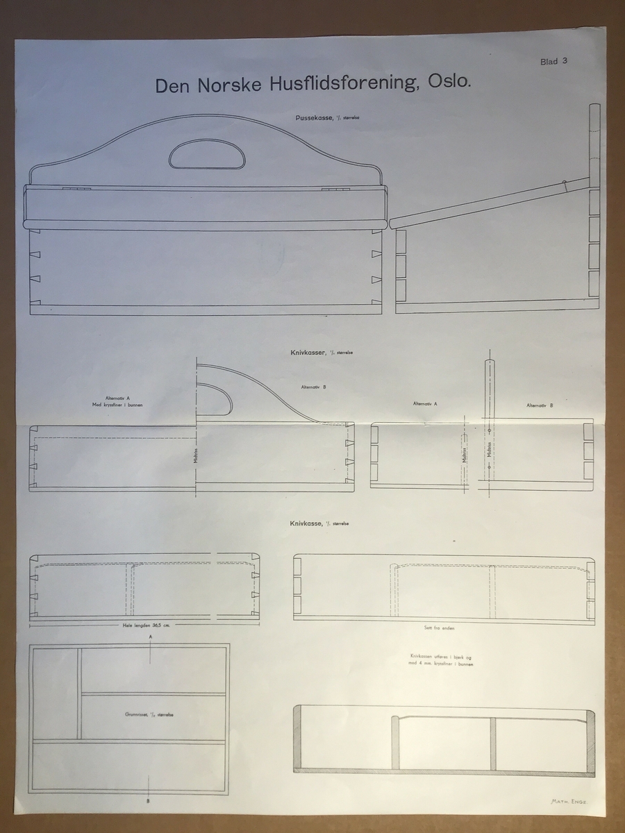 Ark med arbeidsteikning til bruk i undervisning. Dette eksemplaret viser; pussekasse og knivkasse.

Del av mappe med arbeidsteikninar brukt i undervisninga.  Mappa inneheld  teikningar av ulike kjøkengjenstandar som til dømes hyller, kjevler og krakk. Opprinneleg har det vore 13 ark med teikningar men det vantar nokre av dei originale.  Det er og lagt til nyare  og eldre ark med teikningar i mappa. Nokre av arka som er i mappa pr no er eldre utgåver som nok har vore i ei eiga mappe opprinneleg. Desse er merka med Den Norske Husflidsforening Christiania og er teikningar av  ulike verktøy.
Mappa inneheld totalt 32 ark.