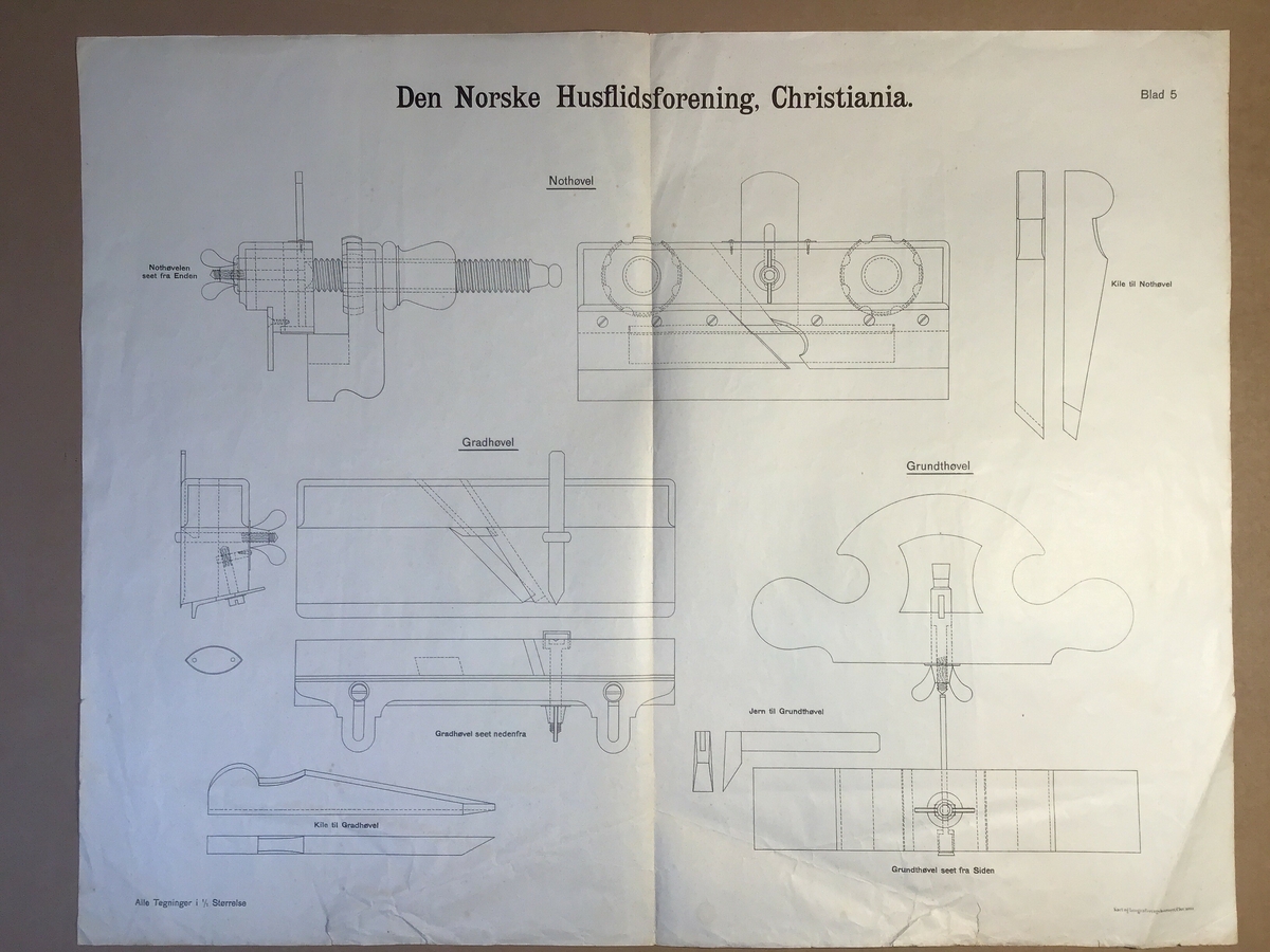 Ark med arbeidsteikning til bruk i undervisning. Dette eksemplaret viser "Nothøvel", "Gradhøvel" og " Grundthøvel".

Del av mappe med arbeidsteikninar brukt i undervisninga.  Mappa inneheld  teikningar av ulike kjøkengjenstandar som til dømes hyller, kjevler og krakk. Opprinneleg har det vore 13 ark med teikningar men det vantar nokre av dei originale.  Det er og lagt til nyare  og eldre ark med teikningar i mappa. Nokre av arka som er i mappa pr no er eldre utgåver som nok har vore i ei eiga mappe opprinneleg. Desse er merka med Den Norske Husflidsforening Christiania og er teikningar av  ulike verktøy.
Mappa inneheld totalt 32 ark.