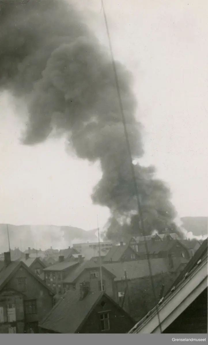 Flyangrep på Kirkenes under krigen den 13. Juli 1942. Her en fulltreffer på Christian Tømmerstøls trelastlager og forretningsgård i havna. 