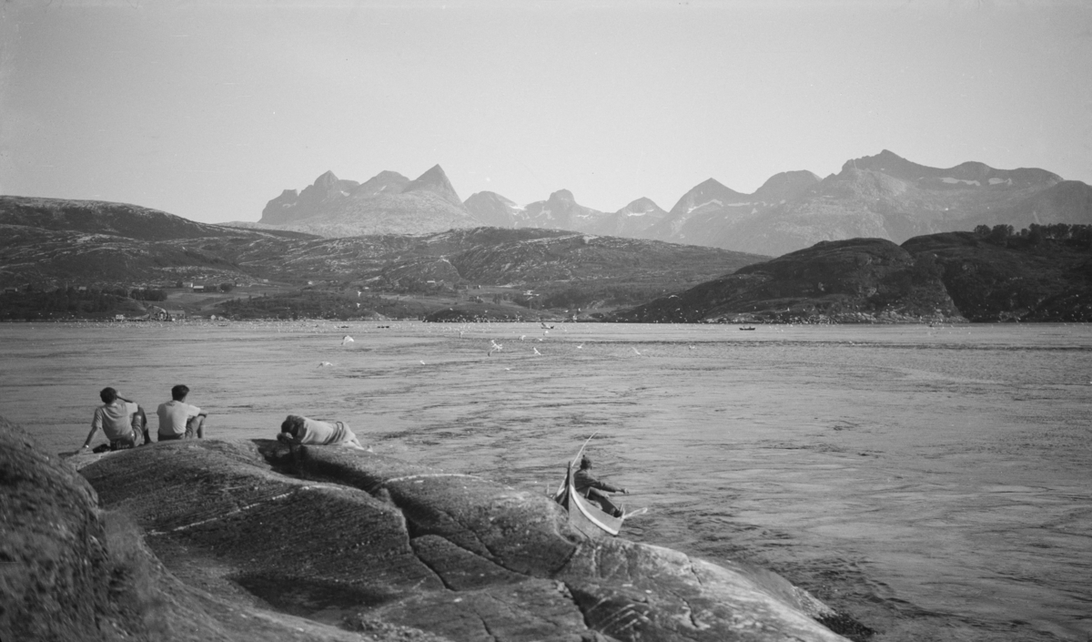 Saltstraumen sørøst for Bodø by , Børvasstindene i bakgrunnen