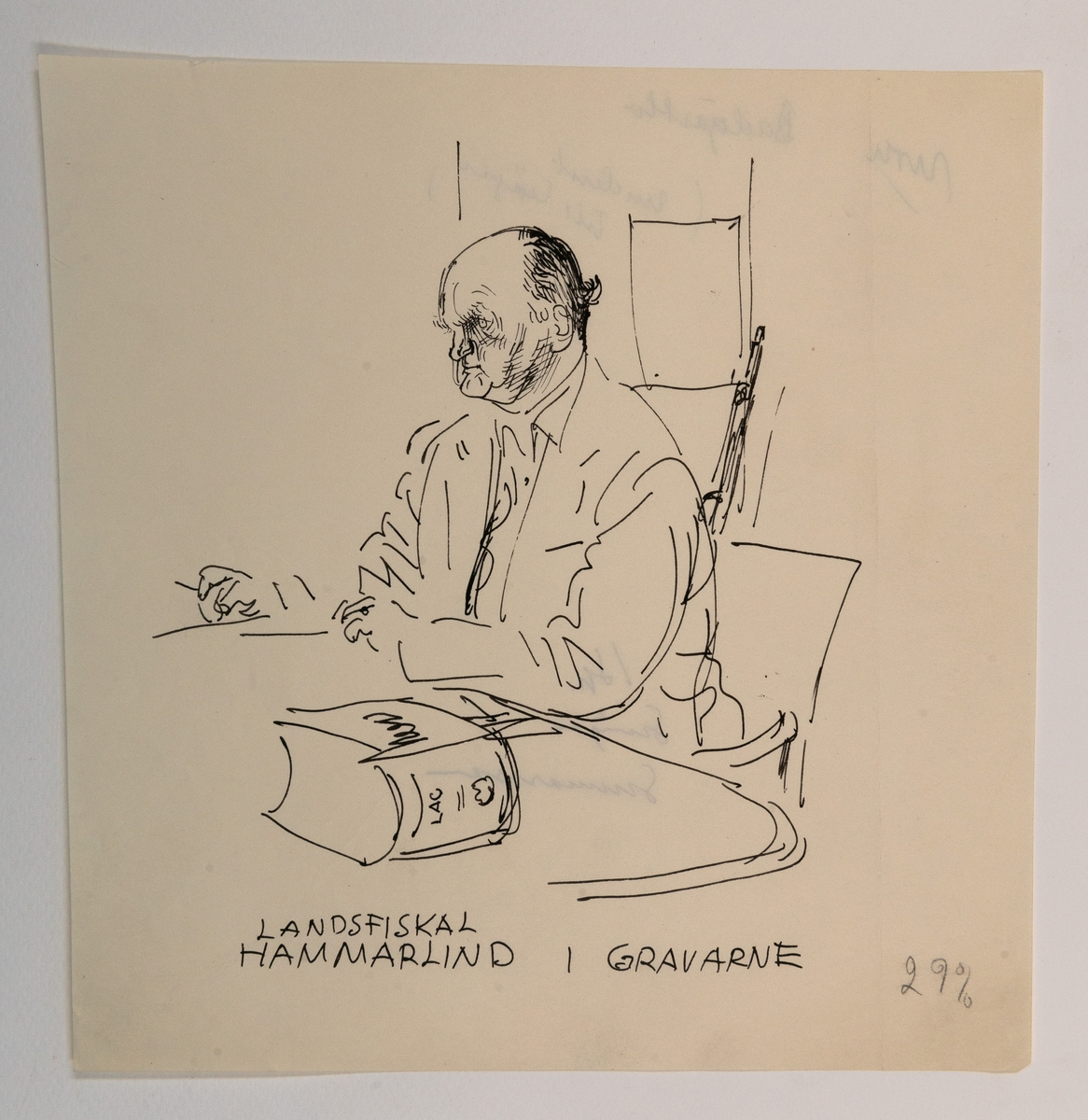 Landsfiskal Hammarlund vid sitt skrivbord i Gravarne med Sveriges Rikes Lag