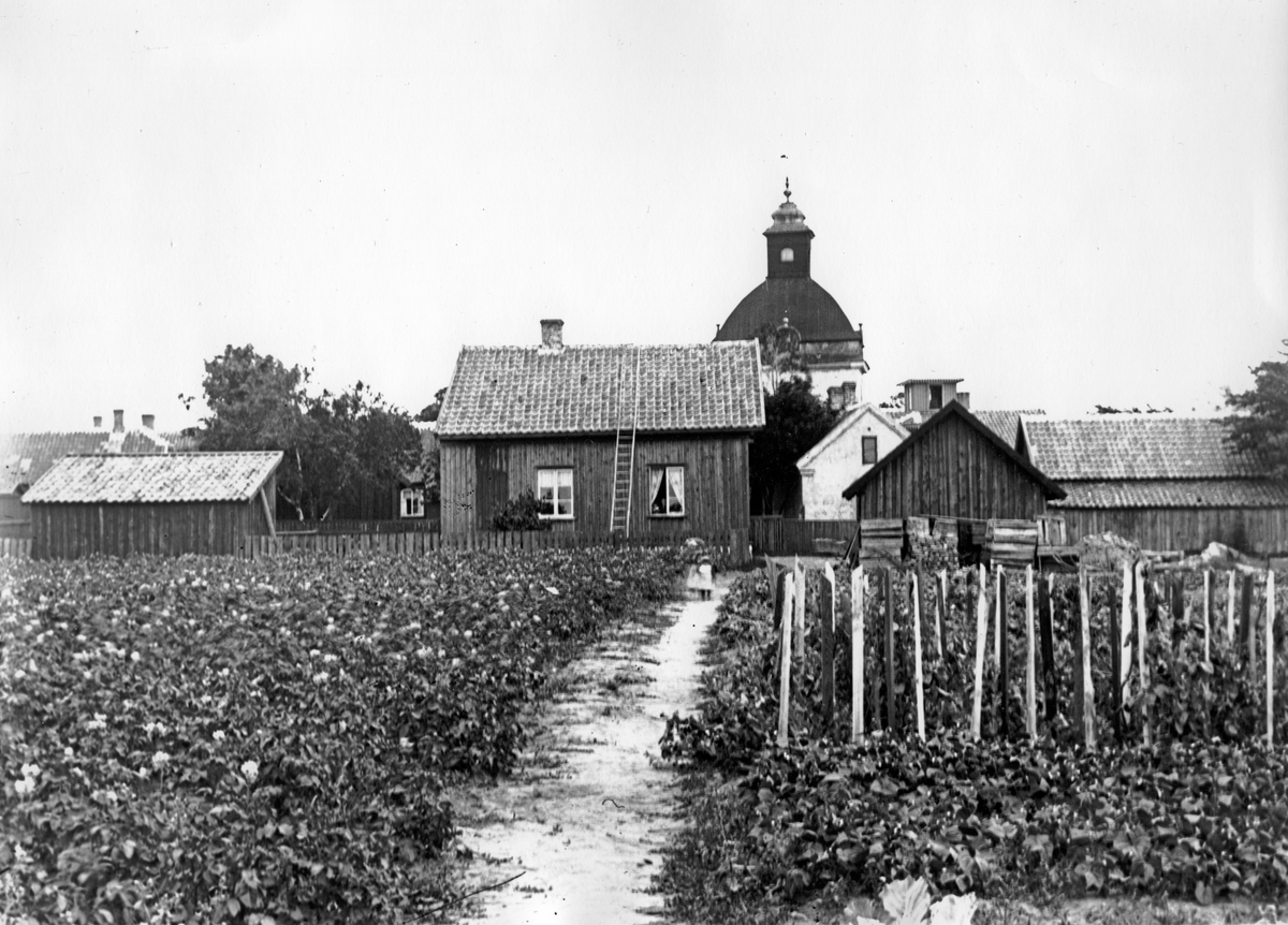 I bildens mitt stadens fattighus jämte uthus 1873-93. Tillbyggt 1894. Rivet 1916. (C.E.)