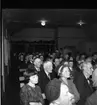 Publik i samband med värdinnekurs i Skärstad 1960-1961. I publiken syns Carl Bostig, John Sjöberg och allra längst till höger Lennart Hörnstein.