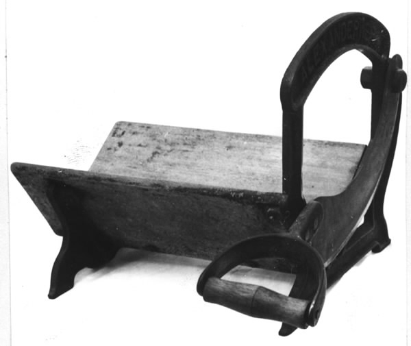 Brödskärare i gjutjärn och bok. Svart. Märkt: "ALEXANDERWERK".