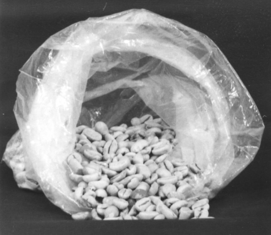 Kaffebönor, orostade. Från tiden vid 1:a världskriget. Förvarade i en plastpåse. Vikt: 1400 g.