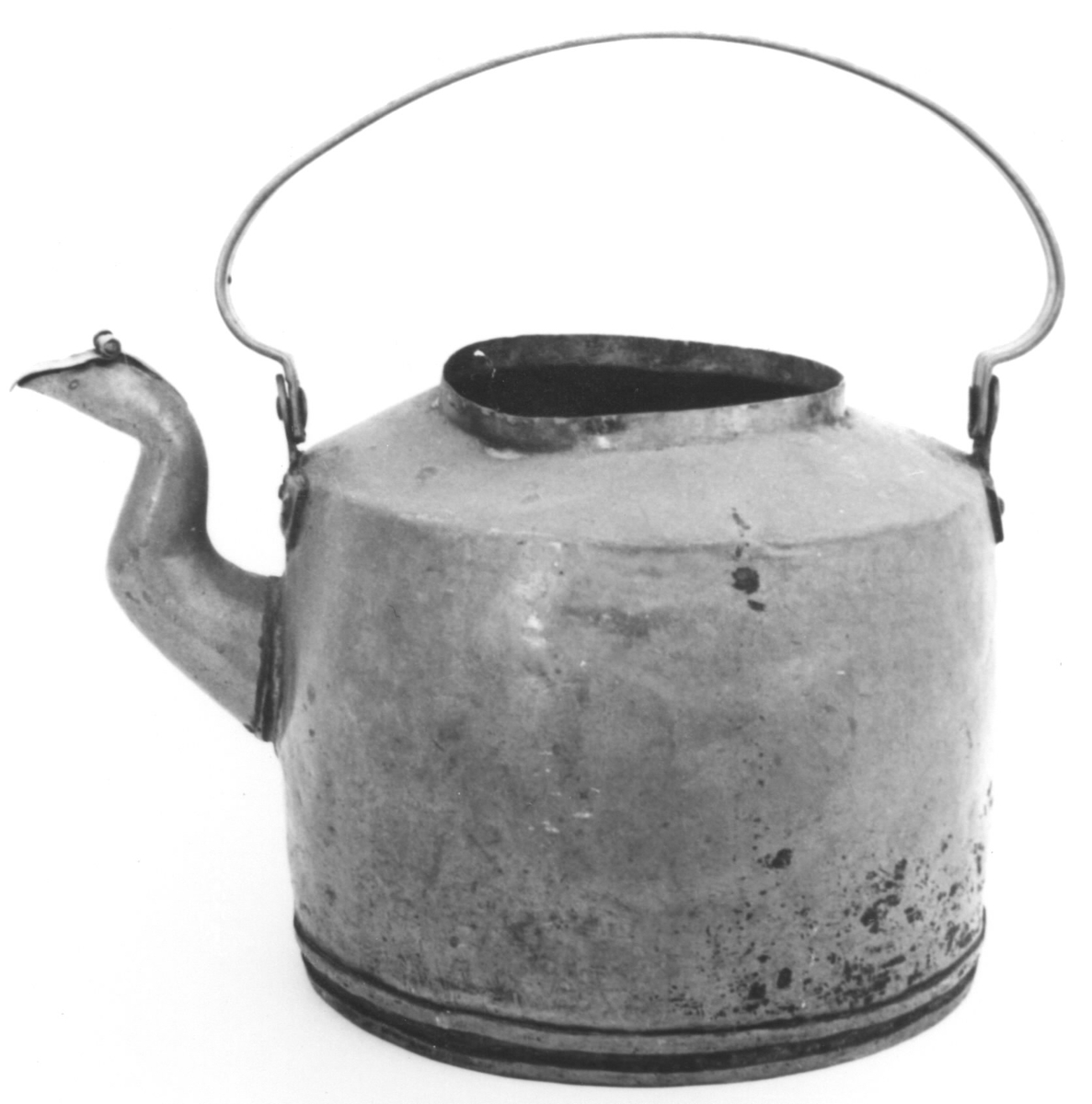 Kaffekittel av koppar. Lock för pipen. Lock saknar märkning. Troligtvis 8 liter. Ingen fläns.