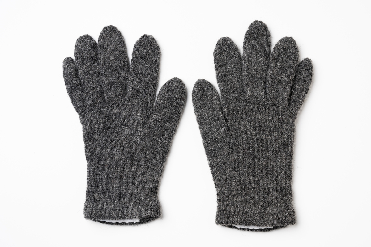Fingervantar (ett par) av mörkgrått ullgarn stickade i slätstickning med ett mönster av ljusgråa rutor på ovansidan.
