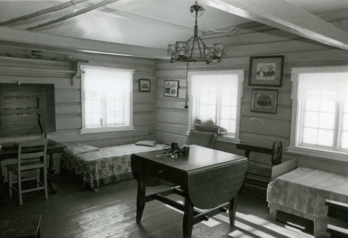 Interiør frå stova mot sør. Før riving av Moastogo  i 1974.
