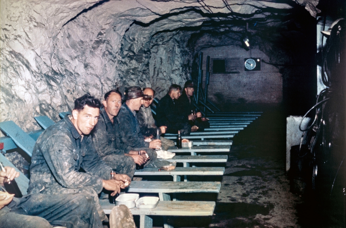 Matpause for et formiddagsskift i gruva.