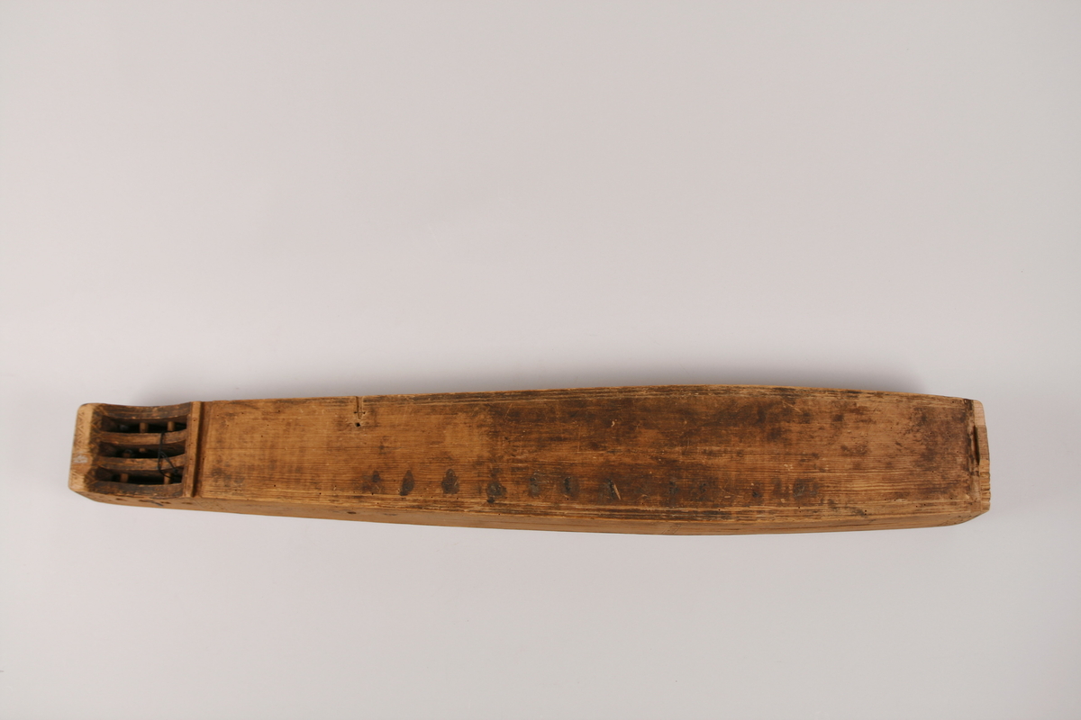 Dobble kantstreker (utskåret i ulike teknikker). 
Sidedekor med doble kantstreker (utskåret i ulike teknikker).  4 felt med bånddekor, 3 dobbel, 1 enkel sikksakkdekor. 
Sikksakkkdekor på skruekassen, to midtstilte doble strekdekorer på nedre delen av sidene. 
Endestykke med skåret, enkel strekdekor på de 2 midtdelene. 
Dobbel strekdekor på den ene ytterdelen, utslitt på den andre (derfor usikker).