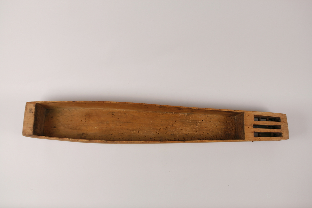 Dobble kantstreker (utskåret i ulike teknikker). 
Sidedekor med doble kantstreker (utskåret i ulike teknikker).  4 felt med bånddekor, 3 dobbel, 1 enkel sikksakkdekor. 
Sikksakkkdekor på skruekassen, to midtstilte doble strekdekorer på nedre delen av sidene. 
Endestykke med skåret, enkel strekdekor på de 2 midtdelene. 
Dobbel strekdekor på den ene ytterdelen, utslitt på den andre (derfor usikker).