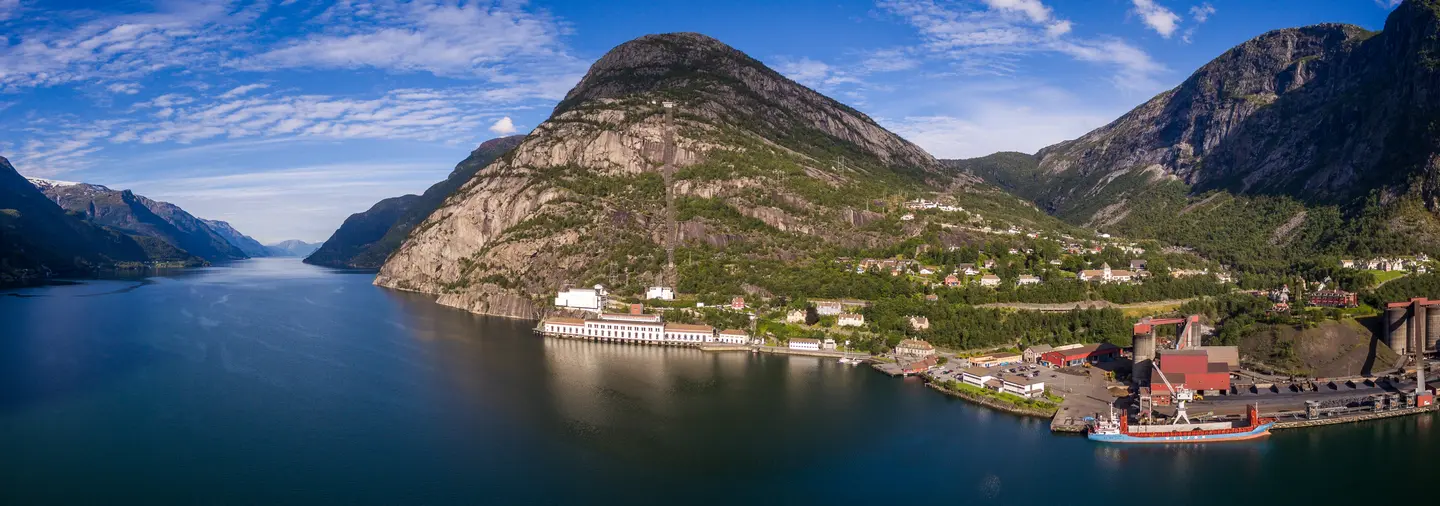 Panoramabilde av Tyssedal med kraftstasjonen Tysso 1 og fabrikken Eramet i houvedfokus. Drone foto.