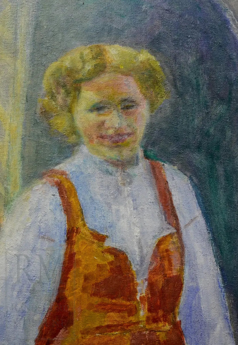 Helfigur. Kari Lander på trappen foran Tingelstad gml. kirke. Smiler. Grønn stakk med rødt liv og hvit skjorte med vide ermer. Rund sølje i halslinning.