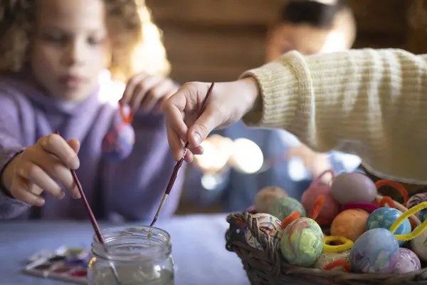 Barn maler påskeegg