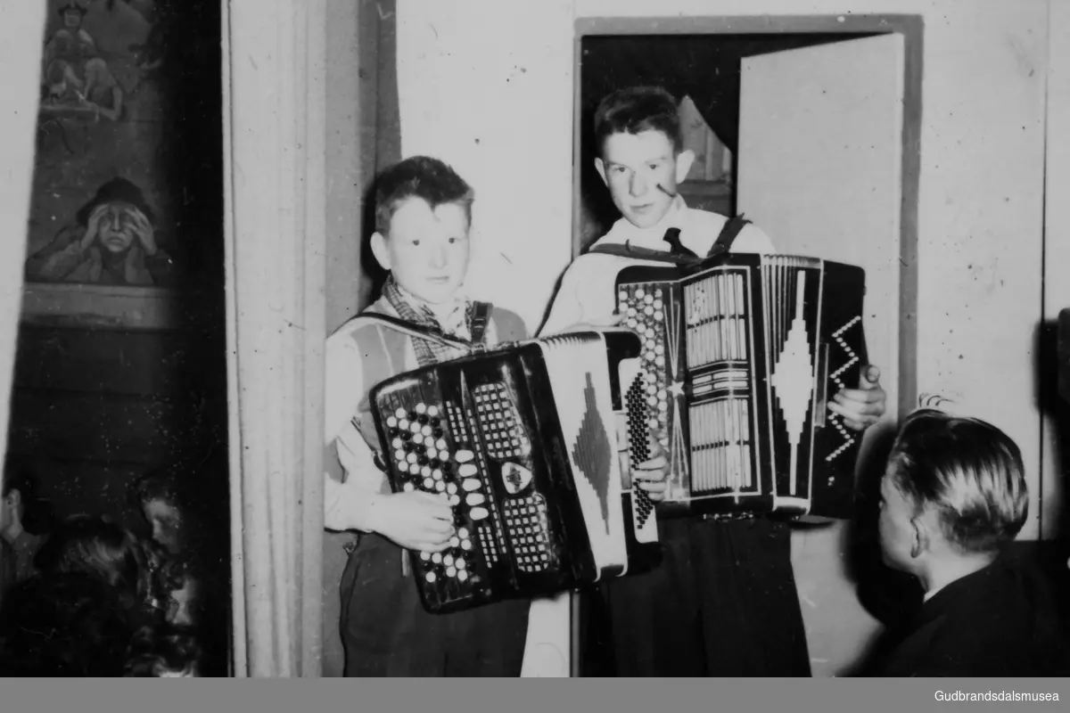 F.v.: Jakop Skamsar (f. 1944) og Odne Stensgård (f. 1943) spelar til dans i Solheim