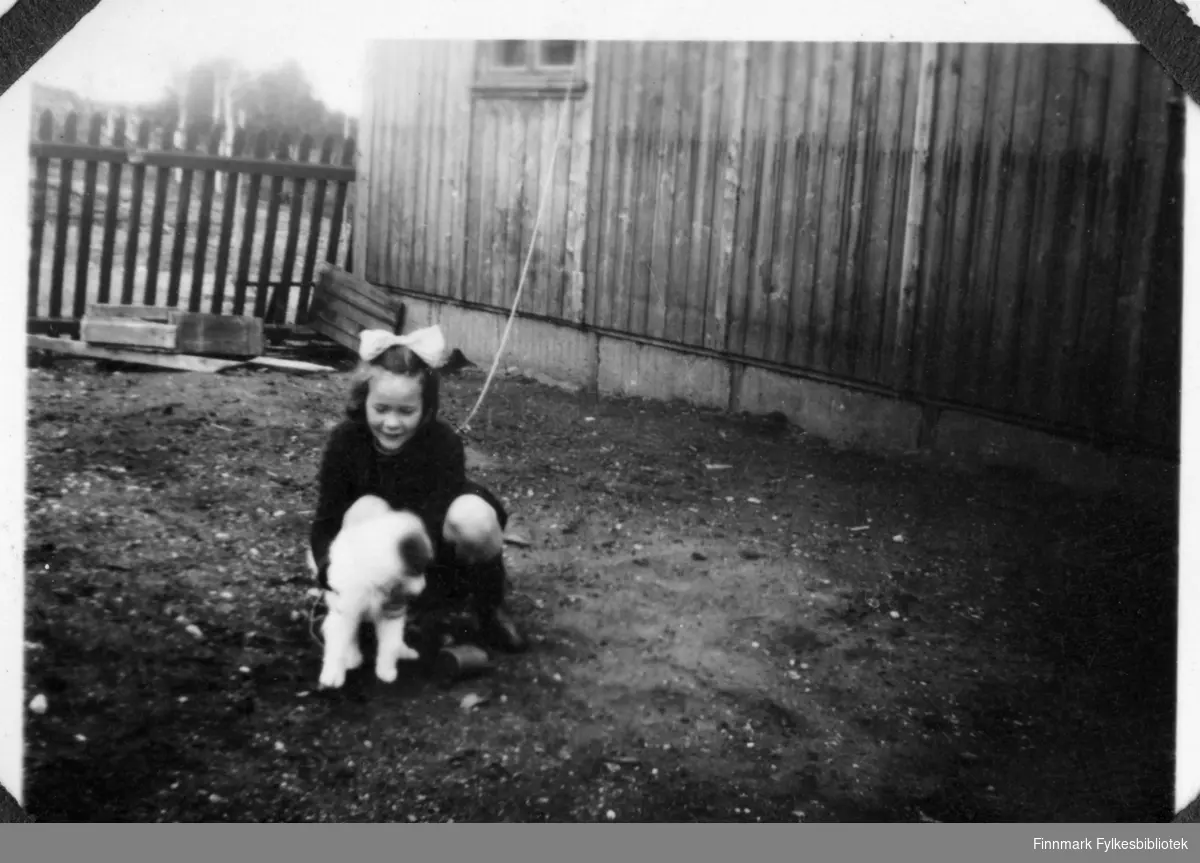 Sidsel leker med hunden. Bjørnevatn, sommeren 1947.