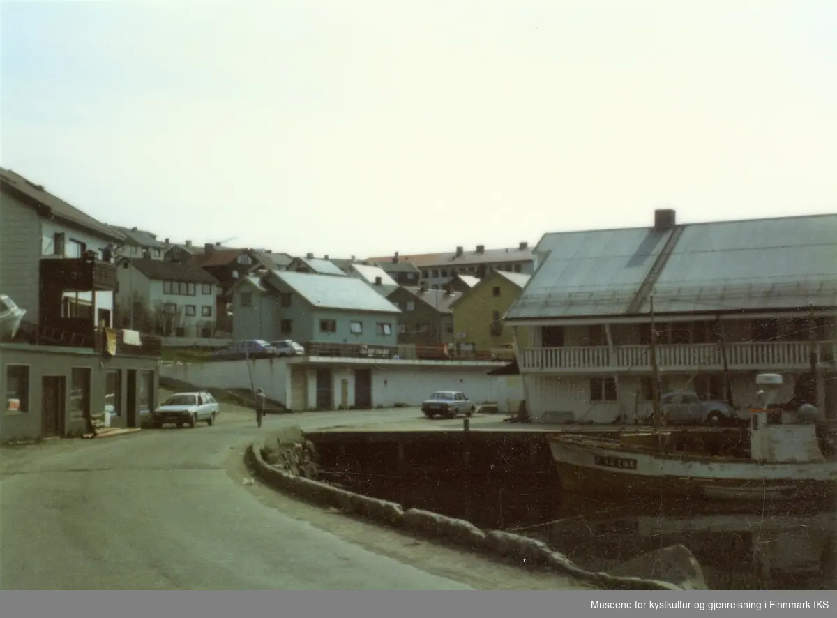 Honningsvåg. Sjøgata med en av de tre Servicekaiene til høyre. Sommeren 1985.