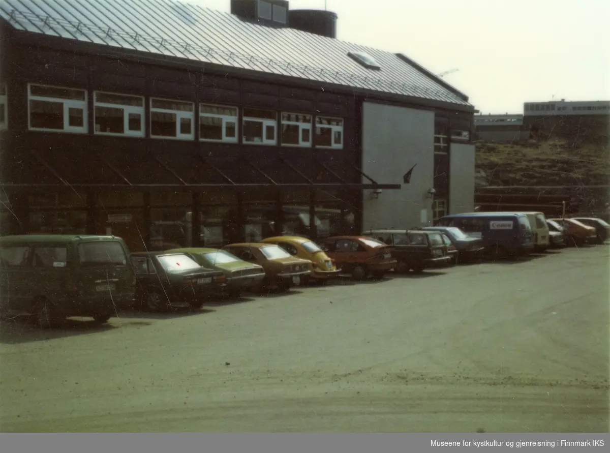 Honningsvåg. Kreditkassen-Fiskernes Bank på Holmen. I bakgrunnen til høyre ser man deler av Fiskarfagskolen. Sommeren 1985.