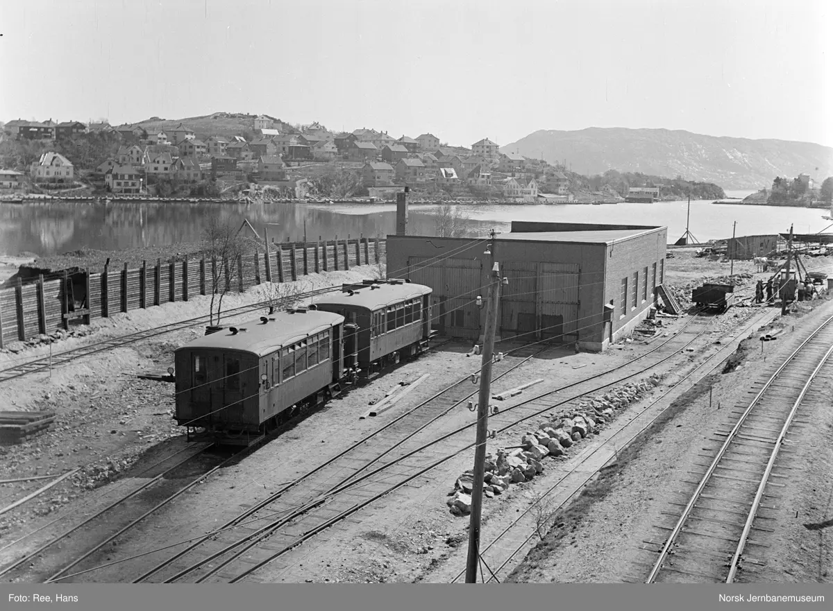 To motorvogner litra Cmb type 1 ved motorvognstallen ved Hillevågsvatnet