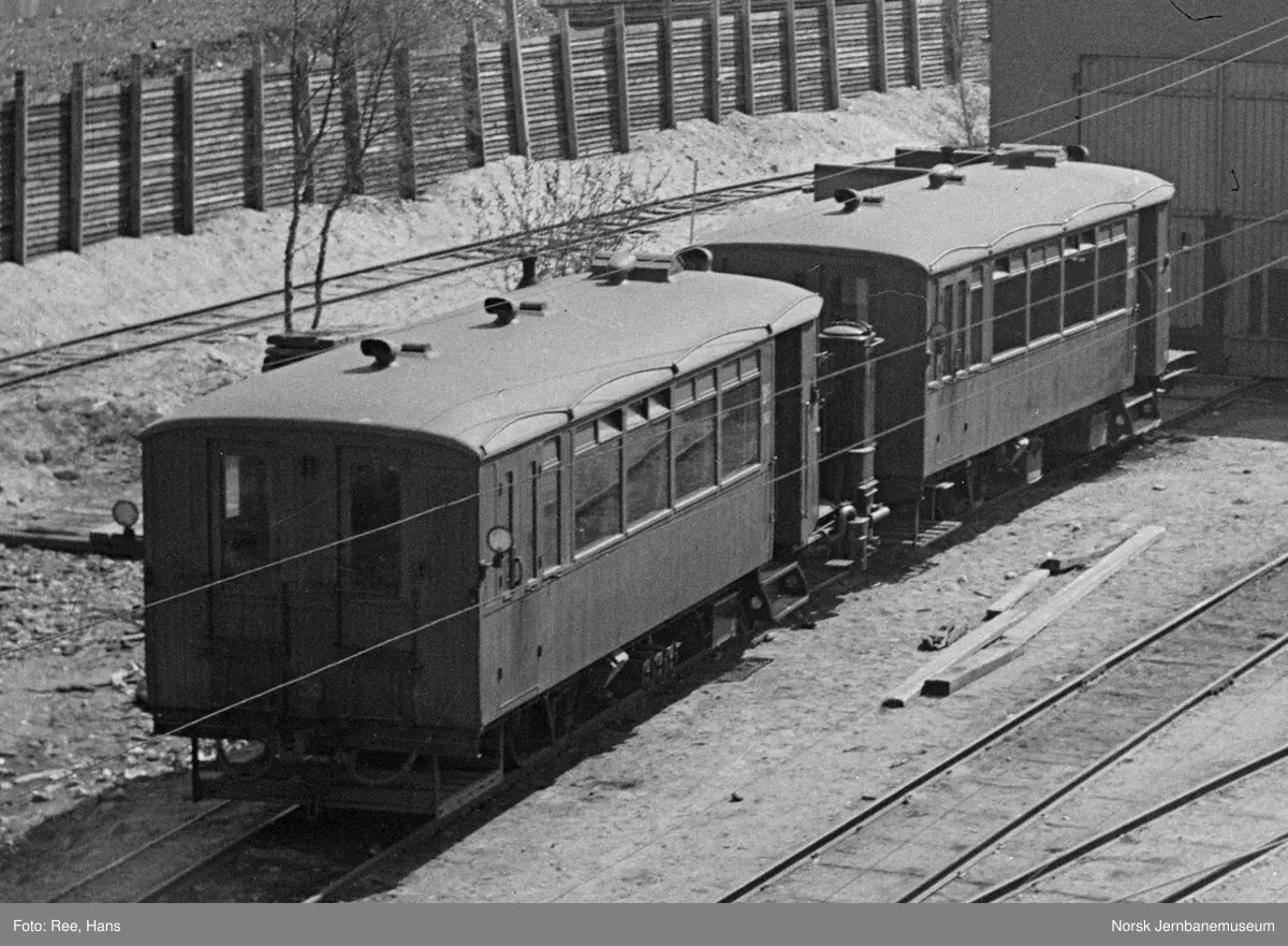 To motorvogner litra Cmb type 1 ved motorvognstallen ved Hillevågsvatnet