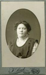 Portrettbilde av en ung kvinne, brystbilde av Adelaide Grønb