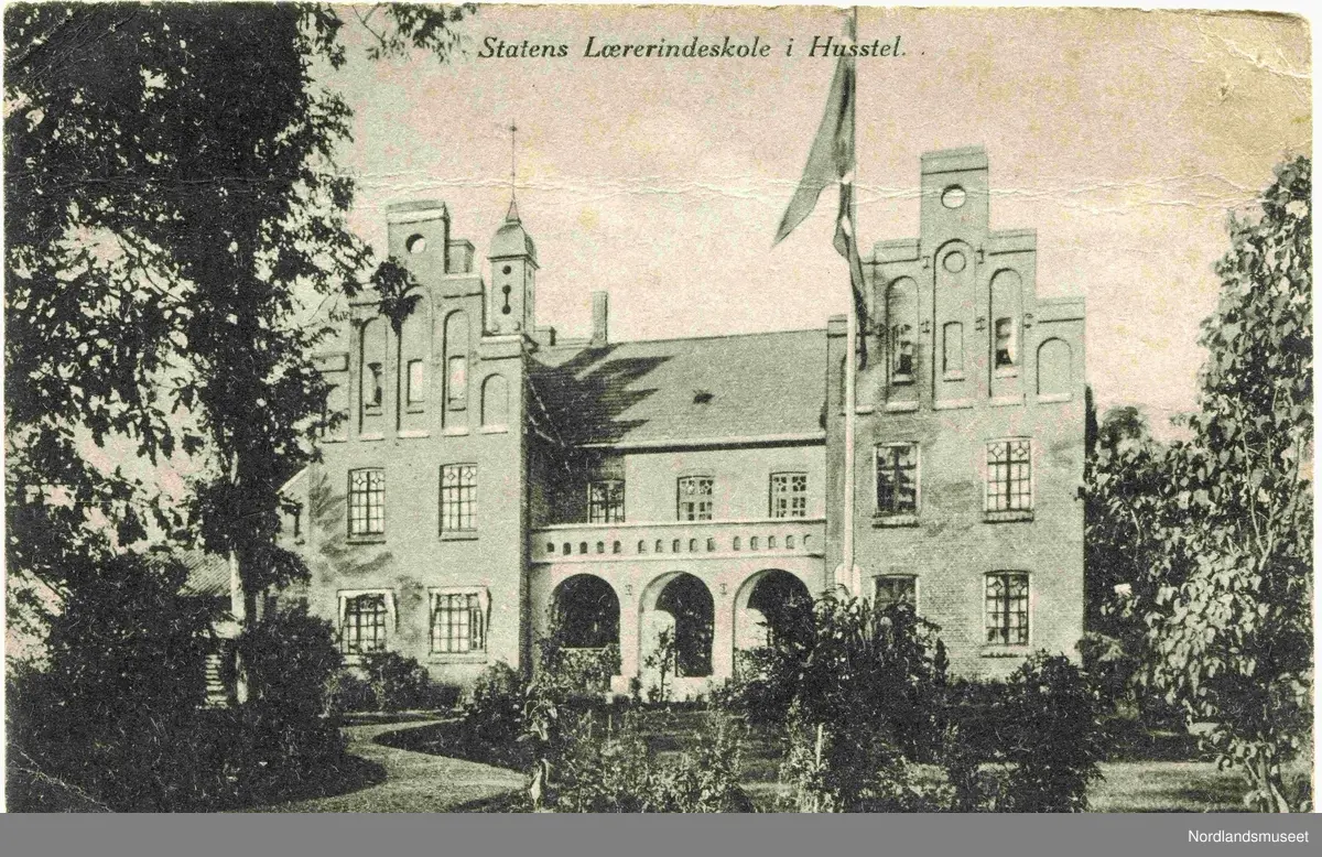 Postkort fra Statens lærerindeskole i husstel.