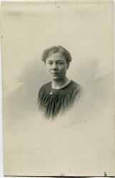 Portrettbilde av en ung kvinne, brystbilde. Marie Grønbech.