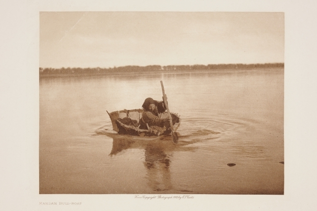 En oksebåt/bisonbåt (bull boat) ble oppkalt etter materialet som dekker rammeverket. Tradisjonelt var det kvinner som bygde og brukte disse båtene til transport og kommunikasjon mellom landsbyene ved Missouri-elven og dens sideelver. En liten åre ble så brukt til å padle i ønsket retning, som vist på bildet (kilde:https://blog.marinersmuseum.org/). Kvinnen i båten er fra Mandan-folket, som hovedsakelig holdt til i Nord-Dakota.