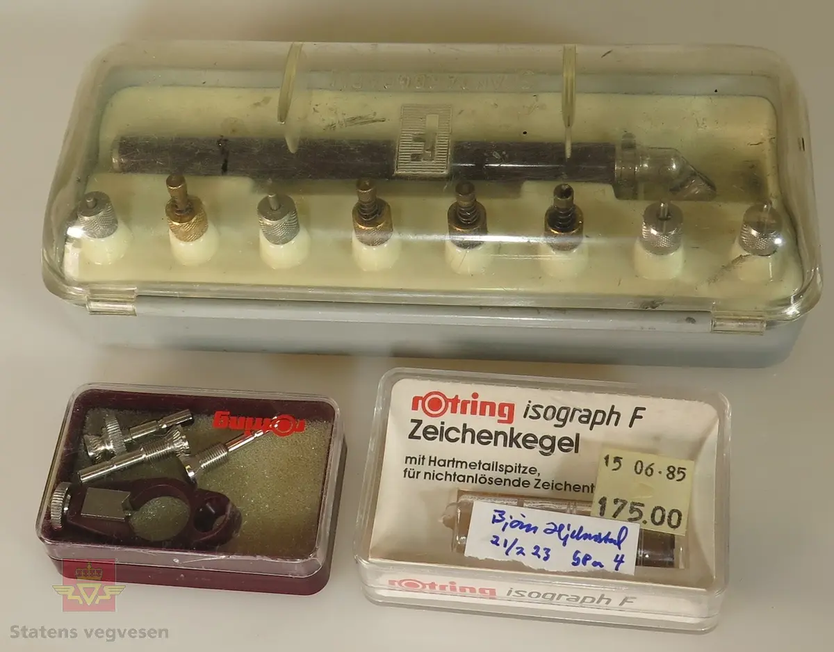 13 objekter.
Tabeller:
1.	Tafeln zum Abstecken von Kreiskurven und Übergangsbogen av j. Gysin og E. Moll. Liestal 1962
Tabellen ble brukt til beregning av utstikkingsdata av horisontalkurver (sirkler og klotoider)

2.	SRS, Vertikalkurv-tabeller. Stein Gabrielsson og Folke Keller. 1965
Tabellen ble brukt ved beregning av høgder i vertikalkurver som endrer stigningsforholdene på en veg.

Tegneutstyr-måleutstyr:
1.	Transportør i stål. Halvsirkel. Merket Gundersen og Løken A/S, Pilestredet Svart kasse ca 33/17/4 cm. Transportøren består av en halvsirkel med gradinndeling langs ytterkanten. Langs den rette kanten er det en linjal med millimeterinndeling. Midt på linjalen, det vil si i sentrum av halvsirkelen, kan det settes ei nål som transportøren kan dreies rundt.
Ved konstruksjon av kart basert på innmåling i terrenget, ble koordinatfestede punkter (polygonpunkter) først merket av på kartplata. Nåla på transportøren ble dretter satt ned i et avmerket polygonpunkt. Så ble detaljpunkter avsatt ved å dreie transportøren i henhold til avlest vinkel ved innmåling og måle ut avstanden som var registrert ved innmåling i terrenget. 
Utstyret ble blant annet brukt ved tegning av ferdigvegskart som dannet grunnlag for eiendomserstatninger (se beskrivelse av planimeter).

2.	Klotoidesøker i omslag (papp) 
3.	Kurvelinjal med forskjellige radier.
4.	Rotring R5333360. Tusjpenner brukt ved tegning og skrift på planer.
5.	Rotring Izograph F, Zeichenkegel. Tusjpenner brukt ved tegning og skrift på planer.
6.	Standardgraph Lettering sets. Et sett med sjablonger som ble brukt ved teksting av kart og tegninger. Skriftsjablongene fantes i mange forskjellige størrelser. I dette settet er det også med tusjpenner (spisser) i ulike tykkelser tilpasset forskjellige sjablonger. Skaft med tusjbeholdere ble festet til spissene.
7.	Orange og grønne kurvesjablonger. Sjablonger brukt som støtte ved manuell konstruksjon og opptegninga av vegplaner.
8.	Standardgraph Tegneustyr
9.	Planimeter i eske c 15/10/5 CM: G. Conradi AG, Zürich Tegnere Plan 571.9-4. Et planimeter, eller en flatemåler, ble brukt til å finne flateinnholdet av arealer på kart. Ved å føre et punkt som en ser i lupa langs ytterbegrensningene av ei «lukket» flate, får en ut arealet i vinduet på den grønne boksen. I forbindelse med beregning av grunnerstatning etter at en veg var bygget eller utvidet, ble planimeteret brukt for å få fram arealer som vegvesenet måtte erverve.
10.	Trekasse med transportør. Signert Sigurd Baalsrud. Transportøren består av en halvsirkel med gradinndeling langs ytterkanten. Langs den rette kanten er det en linjal med millimeterinndeling. Midt på linjalen, det vil si i sentrum av halvsirkelen, kan det settes ei nål som transportøren kan dreies rundt.
Ved konstruksjon av kart basert på innmåling i terrenget, ble koordinatfestede punkter (polygonpunkter) først merket av på kartplata. Nåla på transportøren ble dretter satt ned i et avmerket polygonpunkt. Så ble detaljpunkter avsatt ved å dreie transportøren i henhold til avlest vinkel ved innmåling og måle ut avstanden som var registrert ved innmåling i terrenget. 
Utstyret ble blant annet brukt ved tegning av ferdigvegskart som dannet grunnlag for eiendomserstatninger (se beskrivelse av planimeter).

11.	Linex Perspector: spesial linjal, lang
