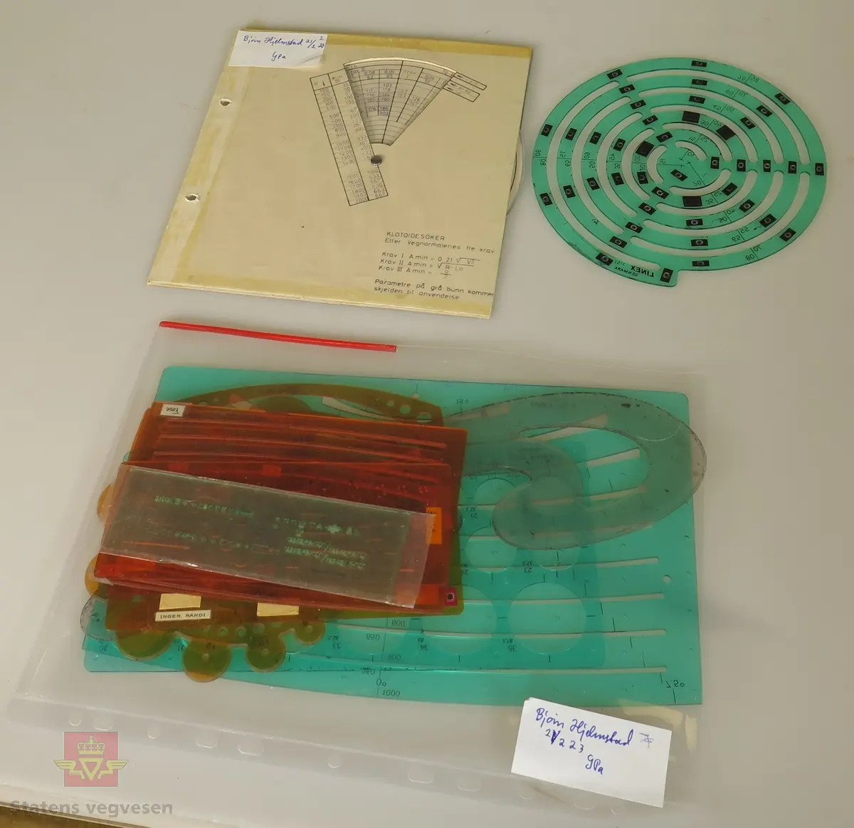 13 objekter.
Tabeller:
1.	Tafeln zum Abstecken von Kreiskurven und Übergangsbogen av j. Gysin og E. Moll. Liestal 1962
Tabellen ble brukt til beregning av utstikkingsdata av horisontalkurver (sirkler og klotoider)

2.	SRS, Vertikalkurv-tabeller. Stein Gabrielsson og Folke Keller. 1965
Tabellen ble brukt ved beregning av høgder i vertikalkurver som endrer stigningsforholdene på en veg.

Tegneutstyr-måleutstyr:
1.	Transportør i stål. Halvsirkel. Merket Gundersen og Løken A/S, Pilestredet Svart kasse ca 33/17/4 cm. Transportøren består av en halvsirkel med gradinndeling langs ytterkanten. Langs den rette kanten er det en linjal med millimeterinndeling. Midt på linjalen, det vil si i sentrum av halvsirkelen, kan det settes ei nål som transportøren kan dreies rundt.
Ved konstruksjon av kart basert på innmåling i terrenget, ble koordinatfestede punkter (polygonpunkter) først merket av på kartplata. Nåla på transportøren ble dretter satt ned i et avmerket polygonpunkt. Så ble detaljpunkter avsatt ved å dreie transportøren i henhold til avlest vinkel ved innmåling og måle ut avstanden som var registrert ved innmåling i terrenget. 
Utstyret ble blant annet brukt ved tegning av ferdigvegskart som dannet grunnlag for eiendomserstatninger (se beskrivelse av planimeter).

2.	Klotoidesøker i omslag (papp) 
3.	Kurvelinjal med forskjellige radier.
4.	Rotring R5333360. Tusjpenner brukt ved tegning og skrift på planer.
5.	Rotring Izograph F, Zeichenkegel. Tusjpenner brukt ved tegning og skrift på planer.
6.	Standardgraph Lettering sets. Et sett med sjablonger som ble brukt ved teksting av kart og tegninger. Skriftsjablongene fantes i mange forskjellige størrelser. I dette settet er det også med tusjpenner (spisser) i ulike tykkelser tilpasset forskjellige sjablonger. Skaft med tusjbeholdere ble festet til spissene.
7.	Orange og grønne kurvesjablonger. Sjablonger brukt som støtte ved manuell konstruksjon og opptegninga av vegplaner.
8.	Standardgraph Tegneustyr
9.	Planimeter i eske c 15/10/5 CM: G. Conradi AG, Zürich Tegnere Plan 571.9-4. Et planimeter, eller en flatemåler, ble brukt til å finne flateinnholdet av arealer på kart. Ved å føre et punkt som en ser i lupa langs ytterbegrensningene av ei «lukket» flate, får en ut arealet i vinduet på den grønne boksen. I forbindelse med beregning av grunnerstatning etter at en veg var bygget eller utvidet, ble planimeteret brukt for å få fram arealer som vegvesenet måtte erverve.
10.	Trekasse med transportør. Signert Sigurd Baalsrud. Transportøren består av en halvsirkel med gradinndeling langs ytterkanten. Langs den rette kanten er det en linjal med millimeterinndeling. Midt på linjalen, det vil si i sentrum av halvsirkelen, kan det settes ei nål som transportøren kan dreies rundt.
Ved konstruksjon av kart basert på innmåling i terrenget, ble koordinatfestede punkter (polygonpunkter) først merket av på kartplata. Nåla på transportøren ble dretter satt ned i et avmerket polygonpunkt. Så ble detaljpunkter avsatt ved å dreie transportøren i henhold til avlest vinkel ved innmåling og måle ut avstanden som var registrert ved innmåling i terrenget. 
Utstyret ble blant annet brukt ved tegning av ferdigvegskart som dannet grunnlag for eiendomserstatninger (se beskrivelse av planimeter).

11.	Linex Perspector: spesial linjal, lang