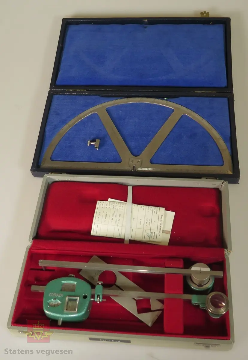 13 objekter.
Tabeller:
1.	Tafeln zum Abstecken von Kreiskurven und Übergangsbogen av j. Gysin og E. Moll. Liestal 1962
Tabellen ble brukt til beregning av utstikkingsdata av horisontalkurver (sirkler og klotoider)

2.	SRS, Vertikalkurv-tabeller. Stein Gabrielsson og Folke Keller. 1965
Tabellen ble brukt ved beregning av høgder i vertikalkurver som endrer stigningsforholdene på en veg.

Tegneutstyr-måleutstyr:
1.	Transportør i stål. Halvsirkel. Merket Gundersen og Løken A/S, Pilestredet Svart kasse ca 33/17/4 cm. Transportøren består av en halvsirkel med gradinndeling langs ytterkanten. Langs den rette kanten er det en linjal med millimeterinndeling. Midt på linjalen, det vil si i sentrum av halvsirkelen, kan det settes ei nål som transportøren kan dreies rundt.
Ved konstruksjon av kart basert på innmåling i terrenget, ble koordinatfestede punkter (polygonpunkter) først merket av på kartplata. Nåla på transportøren ble dretter satt ned i et avmerket polygonpunkt. Så ble detaljpunkter avsatt ved å dreie transportøren i henhold til avlest vinkel ved innmåling og måle ut avstanden som var registrert ved innmåling i terrenget. 
Utstyret ble blant annet brukt ved tegning av ferdigvegskart som dannet grunnlag for eiendomserstatninger (se beskrivelse av planimeter).

2.	Klotoidesøker i omslag (papp) 
3.	Kurvelinjal med forskjellige radier.
4.	Rotring R5333360. Tusjpenner brukt ved tegning og skrift på planer.
5.	Rotring Izograph F, Zeichenkegel. Tusjpenner brukt ved tegning og skrift på planer.
6.	Standardgraph Lettering sets. Et sett med sjablonger som ble brukt ved teksting av kart og tegninger. Skriftsjablongene fantes i mange forskjellige størrelser. I dette settet er det også med tusjpenner (spisser) i ulike tykkelser tilpasset forskjellige sjablonger. Skaft med tusjbeholdere ble festet til spissene.
7.	Orange og grønne kurvesjablonger. Sjablonger brukt som støtte ved manuell konstruksjon og opptegninga av vegplaner.
8.	Standardgraph Tegneustyr
9.	Planimeter i eske c 15/10/5 CM: G. Conradi AG, Zürich Tegnere Plan 571.9-4. Et planimeter, eller en flatemåler, ble brukt til å finne flateinnholdet av arealer på kart. Ved å føre et punkt som en ser i lupa langs ytterbegrensningene av ei «lukket» flate, får en ut arealet i vinduet på den grønne boksen. I forbindelse med beregning av grunnerstatning etter at en veg var bygget eller utvidet, ble planimeteret brukt for å få fram arealer som vegvesenet måtte erverve.
10.	Trekasse med transportør. Signert Sigurd Baalsrud. Transportøren består av en halvsirkel med gradinndeling langs ytterkanten. Langs den rette kanten er det en linjal med millimeterinndeling. Midt på linjalen, det vil si i sentrum av halvsirkelen, kan det settes ei nål som transportøren kan dreies rundt.
Ved konstruksjon av kart basert på innmåling i terrenget, ble koordinatfestede punkter (polygonpunkter) først merket av på kartplata. Nåla på transportøren ble dretter satt ned i et avmerket polygonpunkt. Så ble detaljpunkter avsatt ved å dreie transportøren i henhold til avlest vinkel ved innmåling og måle ut avstanden som var registrert ved innmåling i terrenget. 
Utstyret ble blant annet brukt ved tegning av ferdigvegskart som dannet grunnlag for eiendomserstatninger (se beskrivelse av planimeter).

11.	Linex Perspector: spesial linjal, lang