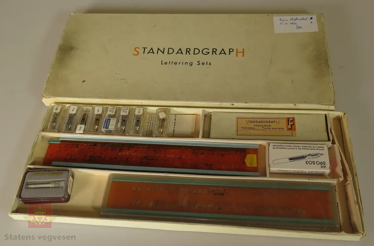 13 objekter.
Tabeller:
1.	Tafeln zum Abstecken von Kreiskurven und Übergangsbogen av j. Gysin og E. Moll. Liestal 1962
Tabellen ble brukt til beregning av utstikkingsdata av horisontalkurver (sirkler og klotoider)

2.	SRS, Vertikalkurv-tabeller. Stein Gabrielsson og Folke Keller. 1965
Tabellen ble brukt ved beregning av høgder i vertikalkurver som endrer stigningsforholdene på en veg.

Tegneutstyr-måleutstyr:
1.	Transportør i stål. Halvsirkel. Merket Gundersen og Løken A/S, Pilestredet Svart kasse ca 33/17/4 cm. Transportøren består av en halvsirkel med gradinndeling langs ytterkanten. Langs den rette kanten er det en linjal med millimeterinndeling. Midt på linjalen, det vil si i sentrum av halvsirkelen, kan det settes ei nål som transportøren kan dreies rundt.
Ved konstruksjon av kart basert på innmåling i terrenget, ble koordinatfestede punkter (polygonpunkter) først merket av på kartplata. Nåla på transportøren ble dretter satt ned i et avmerket polygonpunkt. Så ble detaljpunkter avsatt ved å dreie transportøren i henhold til avlest vinkel ved innmåling og måle ut avstanden som var registrert ved innmåling i terrenget. 
Utstyret ble blant annet brukt ved tegning av ferdigvegskart som dannet grunnlag for eiendomserstatninger (se beskrivelse av planimeter).

2.	Klotoidesøker i omslag (papp) 
3.	Kurvelinjal med forskjellige radier.
4.	Rotring R5333360. Tusjpenner brukt ved tegning og skrift på planer.
5.	Rotring Izograph F, Zeichenkegel. Tusjpenner brukt ved tegning og skrift på planer.
6.	Standardgraph Lettering sets. Et sett med sjablonger som ble brukt ved teksting av kart og tegninger. Skriftsjablongene fantes i mange forskjellige størrelser. I dette settet er det også med tusjpenner (spisser) i ulike tykkelser tilpasset forskjellige sjablonger. Skaft med tusjbeholdere ble festet til spissene.
7.	Orange og grønne kurvesjablonger. Sjablonger brukt som støtte ved manuell konstruksjon og opptegninga av vegplaner.
8.	Standardgraph Tegneustyr
9.	Planimeter i eske c 15/10/5 CM: G. Conradi AG, Zürich Tegnere Plan 571.9-4. Et planimeter, eller en flatemåler, ble brukt til å finne flateinnholdet av arealer på kart. Ved å føre et punkt som en ser i lupa langs ytterbegrensningene av ei «lukket» flate, får en ut arealet i vinduet på den grønne boksen. I forbindelse med beregning av grunnerstatning etter at en veg var bygget eller utvidet, ble planimeteret brukt for å få fram arealer som vegvesenet måtte erverve.
10.	Trekasse med transportør. Signert Sigurd Baalsrud. Transportøren består av en halvsirkel med gradinndeling langs ytterkanten. Langs den rette kanten er det en linjal med millimeterinndeling. Midt på linjalen, det vil si i sentrum av halvsirkelen, kan det settes ei nål som transportøren kan dreies rundt.
Ved konstruksjon av kart basert på innmåling i terrenget, ble koordinatfestede punkter (polygonpunkter) først merket av på kartplata. Nåla på transportøren ble dretter satt ned i et avmerket polygonpunkt. Så ble detaljpunkter avsatt ved å dreie transportøren i henhold til avlest vinkel ved innmåling og måle ut avstanden som var registrert ved innmåling i terrenget. 
Utstyret ble blant annet brukt ved tegning av ferdigvegskart som dannet grunnlag for eiendomserstatninger (se beskrivelse av planimeter).

11.	Linex Perspector: spesial linjal, lang