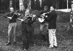 Republiken Käckåsens statskapell spelar, fr höger Erik Frykm